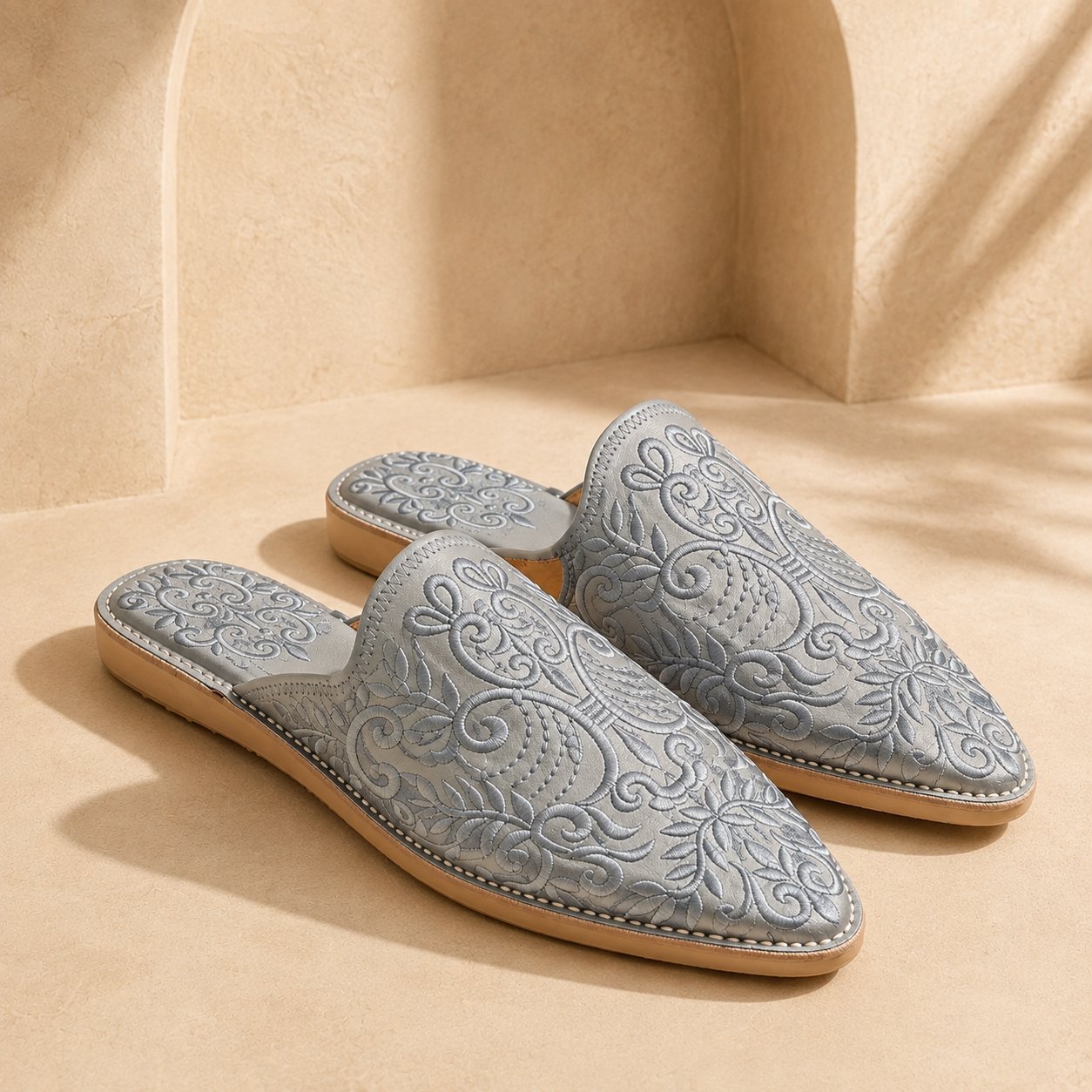 Babouche Nacre femme mule en satin brodé argenté